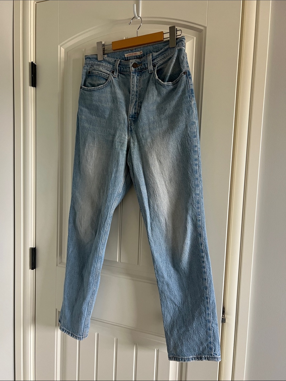 047 $20 size 28 Levi’s jeans high waist